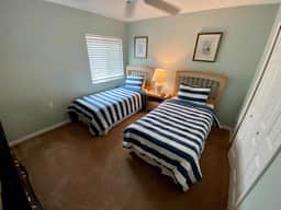 Overlooking the golf course, spacious interior! - Image 5