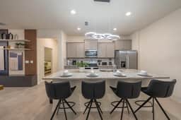 Luxe Retreat - Beautiful Modern 7 Bedrooms Home - Image 2
