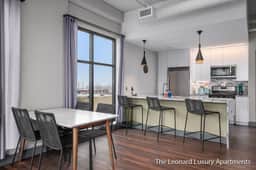 1 Queen Bedroom w/ City Views - Leonard Building - Image 4