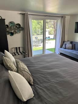 Riverside Mountain Retreat - Image 3