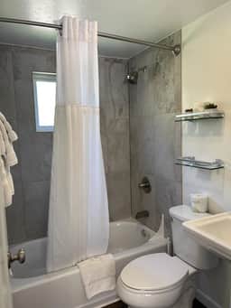 Riverside Mountain Retreat - Image 5