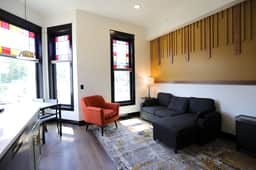 Chic Queen Apartment at the Victorian Unit A - Image 2