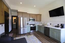 Chic Queen Apartment at the Victorian Unit A - Image 3
