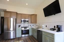 Chic Queen Apartment at the Victorian Unit A - Image 5
