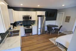 Modern Queen Studio at the Victorian - Unit B - Image 3