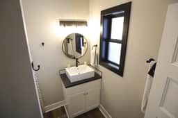 Modern Queen Studio at the Victorian - Unit B - Image 5
