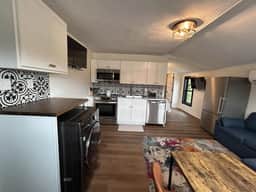 Victorian Queen Getaway Unit C + Washer/Dryer - Image 5