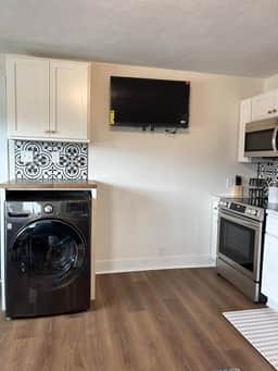 Victorian Queen Getaway Unit C + Washer/Dryer - Image 4