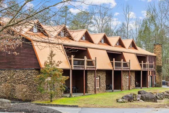Beautiful Lofted Condo, Centrally Located - Image 1