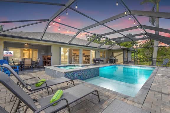 Flip Flops with Pool - Spa - Pet Friendly - Image 1