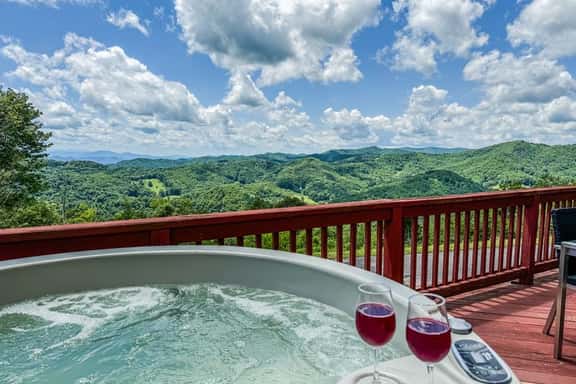 3BR Mountain Retreat with Hot Tub Near Slopes - Image 1