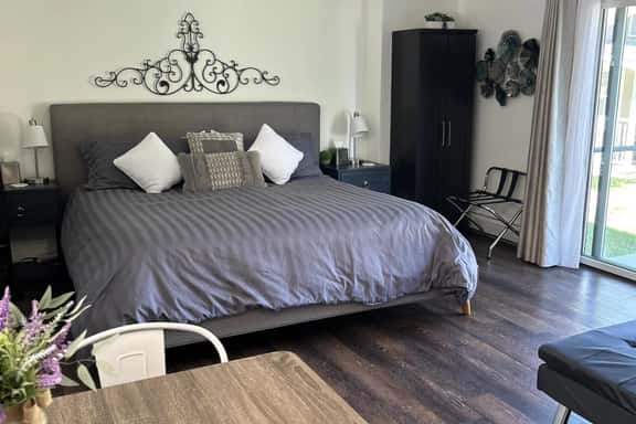 Riverside Mountain Retreat - Image 1