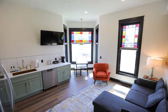 Chic Queen Apartment at the Victorian Unit A - Image 1