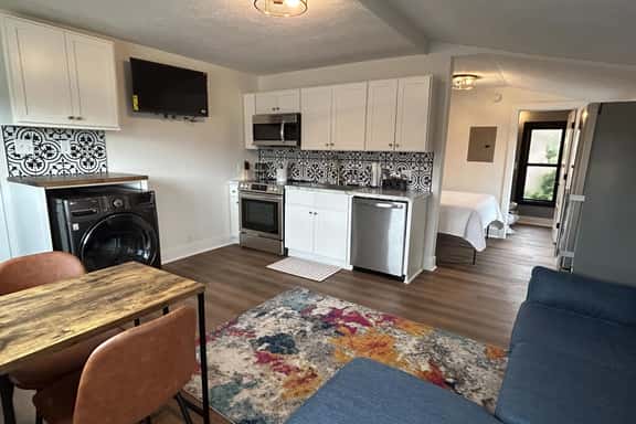 Victorian Queen Getaway Unit C + Washer/Dryer - Image 1