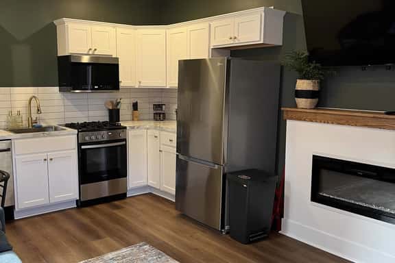 Urban Queen Apartment at The Victorian Unit D - Image 1