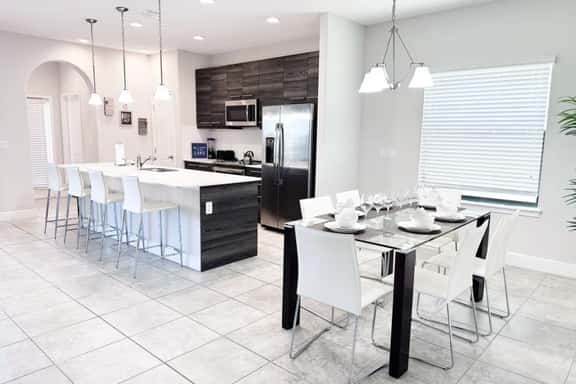 4BR Balmoral Home with Pool & Lake Views - Image 1