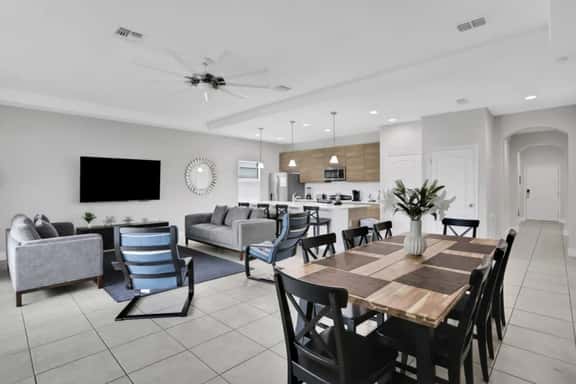 4BR Balmoral Resort Home for 8 Guests - Image 1
