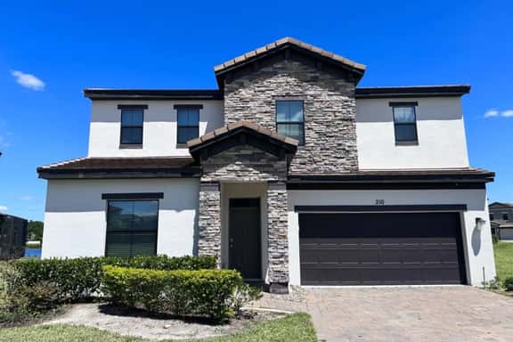4BR Balmoral Pool Home with Water Views - Image 1