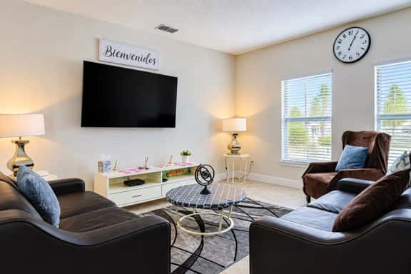 3BR Balmoral Townhome Steps from Amenities - Image 1