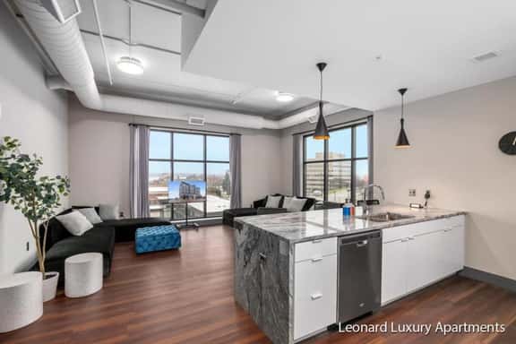 Waterfront Views Apartment - Leonard Building - Image 1