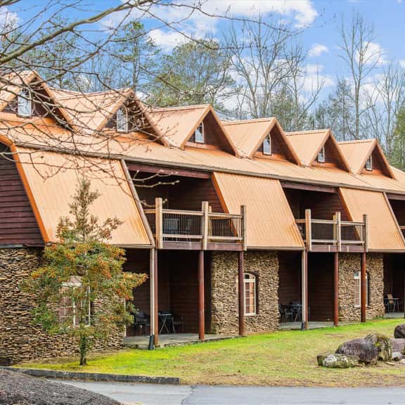 Beautiful Lofted Condo, Centrally Located - Image 1