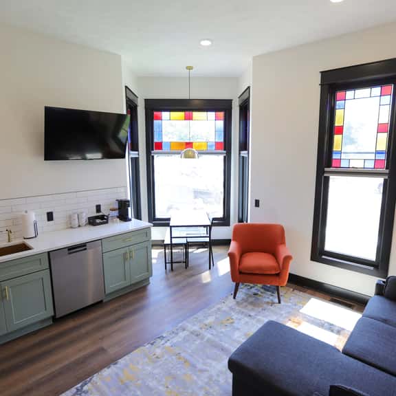 Chic Queen Apartment at the Victorian Unit A - Image 1