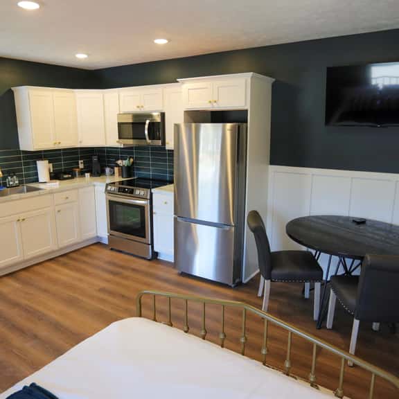 Modern Queen Studio at the Victorian - Unit B - Image 1