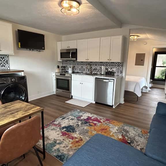 Victorian Queen Getaway Unit C + Washer/Dryer - Image 1