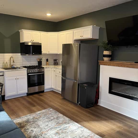 Urban Queen Apartment at The Victorian Unit D - Image 1