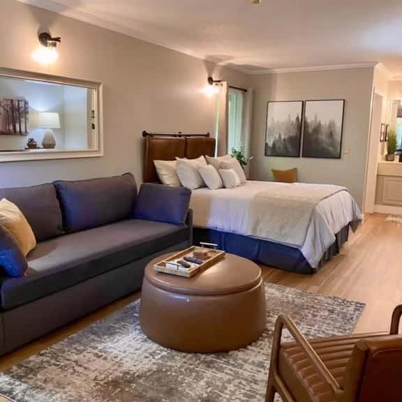 Cozy, Renovated Legends Fountain View - Unit 208 - Image 1