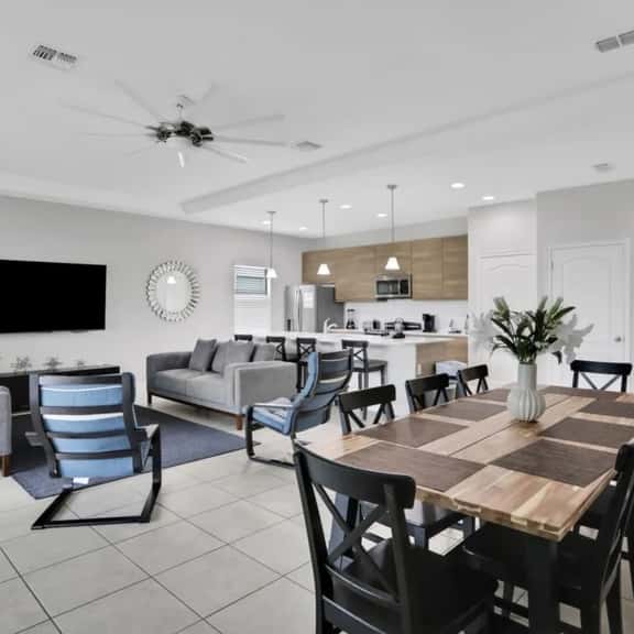 4BR Balmoral Resort Home for 8 Guests - Image 1