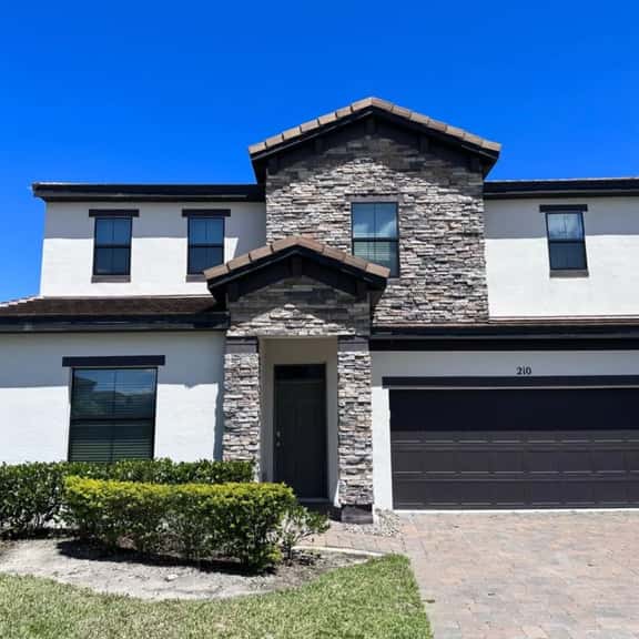 4BR Balmoral Pool Home with Water Views - Image 1