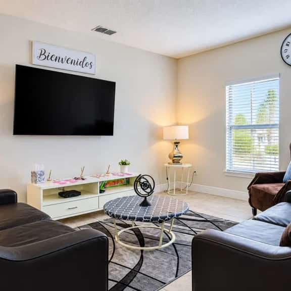 3BR Balmoral Townhome Steps from Amenities - Image 1