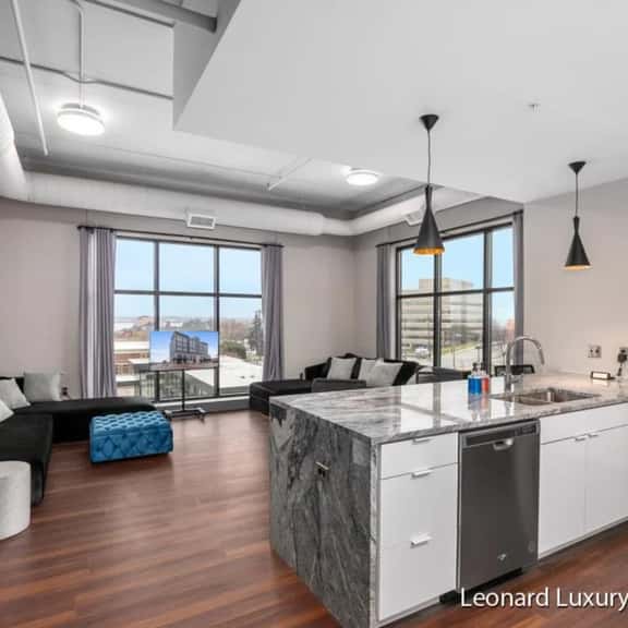 Waterfront Views Apartment - Leonard Building - Image 1