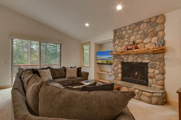 Lukins Lodge by the Lake | Hot Tub - Image 4
