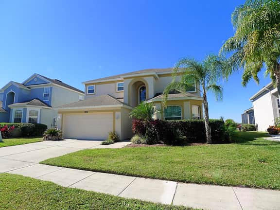 Overlooking the golf course, spacious interior! - Image 2