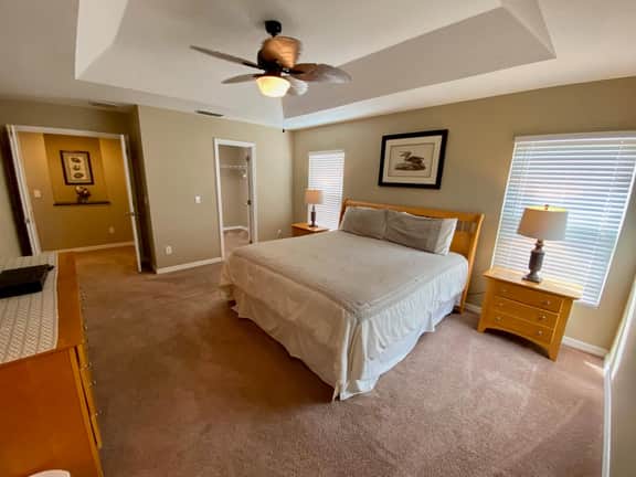 Overlooking the golf course, spacious interior! - Image 3