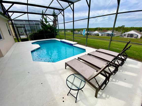 Overlooking the golf course, spacious interior! - Image 4