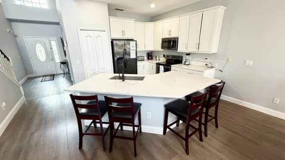 Modern Kitchen -Close to parks - TVs in all rooms! - Image 3