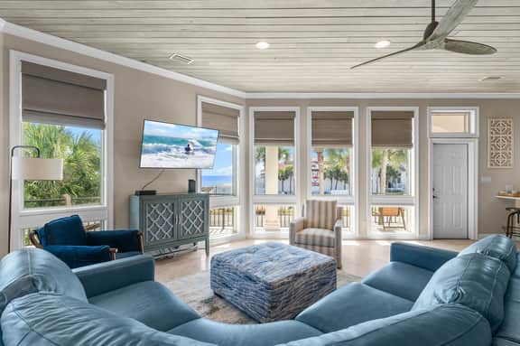Belleza Del Mar with Game Room and Lakefront Pool - Image 4