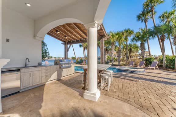 Belleza Del Mar with Game Room and Lakefront Pool - Image 3