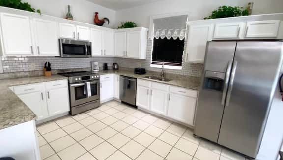 Spacious, Modern and clean pool home with spa! - Image 4