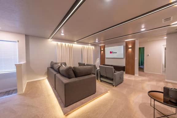 Luxe Retreat - Beautiful Modern 7 Bedrooms Home - Image 4