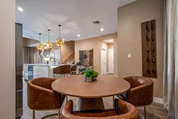 Stylish Townhouse Near Disney for Families - Image 3
