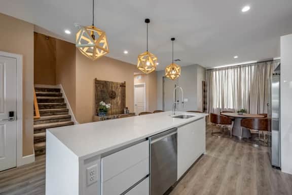 Stylish Townhouse Near Disney for Families - Image 4