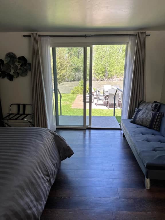 Riverside Mountain Retreat - Image 4