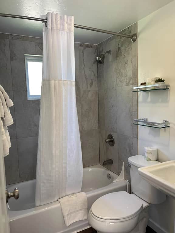 Riverside Mountain Retreat - Image 5