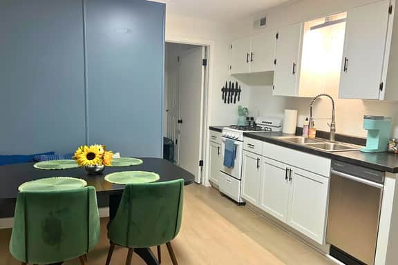 The Cozy Mitten – 2 Bedroom/1 Bath, Fenced Yard - Image 3