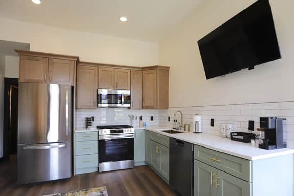 Chic Queen Apartment at the Victorian Unit A - Image 5