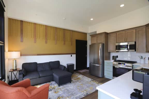 Chic Queen Apartment at the Victorian Unit A - Image 4